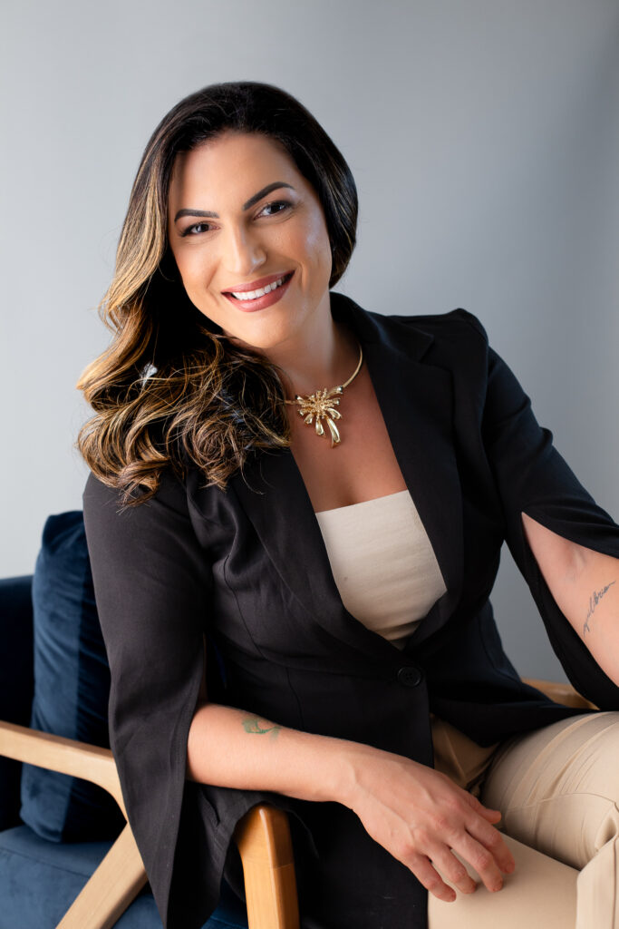 Juliana Rios é nutricionista especializada em Nutrição Esportiva, Emagrecimento, Estética e Neuropsiconutrição, com mais de 8 anos de experiência clínica ajudando pessoas a conquistarem saúde, qualidade de vida e resultados duradouros através da alimentação. Sua atuação combina conhecimento científico, acompanhamento individualizado e uma visão humanizada do cuidado nutricional.